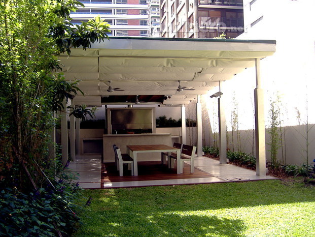 Pérgola, estar, parrilla a medida